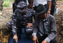 Kepala Staf AL, Laksamana TNI Yudo Margono meletakan batu pertama renovasi gedung MI di Lebak. Foto: Biro Adpim Banten