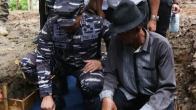 Kepala Staf AL, Laksamana TNI Yudo Margono meletakan batu pertama renovasi gedung MI di Lebak. Foto: Biro Adpim Banten