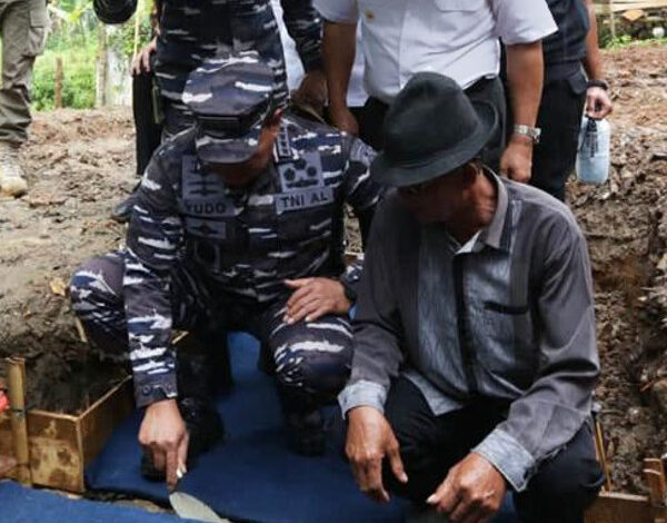 Kepala Staf AL, Laksamana TNI Yudo Margono meletakan batu pertama renovasi gedung MI di Lebak. Foto: Biro Adpim Banten