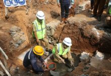 Bupati Serang, Ratu Rachmatuzakiyah melakukan peletakan batu pertama relokasi SDN Inpers Cikuesal. Foto Antara