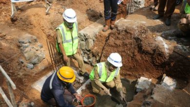 Bupati Serang, Ratu Rachmatuzakiyah melakukan peletakan batu pertama relokasi SDN Inpers Cikuesal. Foto Antara