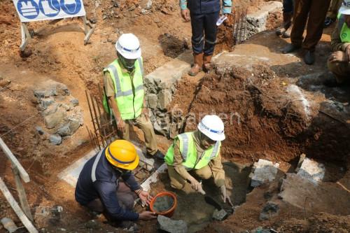 Bupati Serang, Ratu Rachmatuzakiyah melakukan peletakan batu pertama relokasi SDN Inpers Cikuesal. Foto Antara