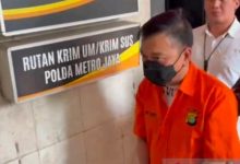 DR, tersangka korupsi dan TPPU yang melibatkan Eks Jampidsus diserahkan ke Kejagung. Foto Antara