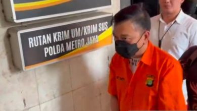 DR, tersangka korupsi dan TPPU yang melibatkan Eks Jampidsus diserahkan ke Kejagung. Foto Antara