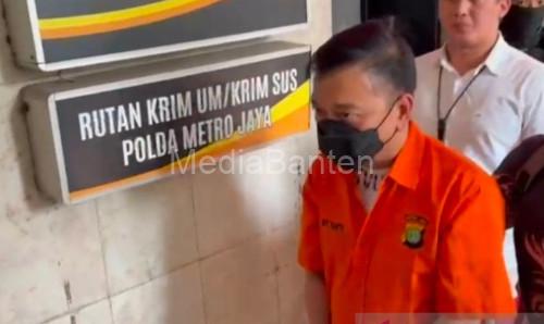 DR, tersangka korupsi dan TPPU yang melibatkan Eks Jampidsus diserahkan ke Kejagung. Foto Antara