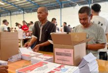 Penyortiran dan pelipatan surat suara di KPU Kabupaten Serang. Foto: Antara