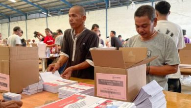 Penyortiran dan pelipatan surat suara di KPU Kabupaten Serang. Foto: Antara