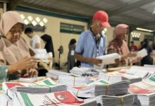 Pelipatan surat suara di KPU Kota Serang diawasi Bawaslu. Foto: Antara