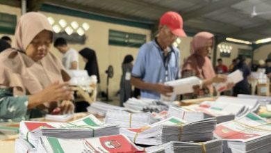 Pelipatan surat suara di KPU Kota Serang diawasi Bawaslu. Foto: Antara