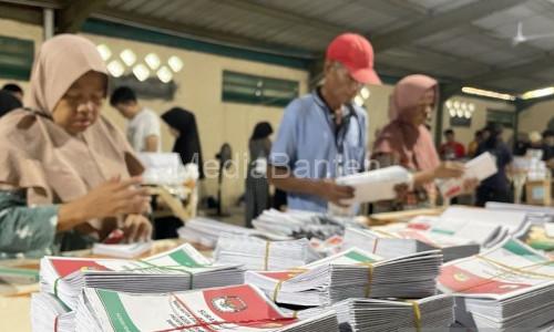 Pelipatan surat suara di KPU Kota Serang diawasi Bawaslu. Foto: Antara