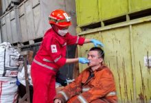 Petugas pemadam kebakaran BPBD Kota Tangeran tangani medis. Foto Antara