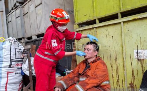 Petugas pemadam kebakaran BPBD Kota Tangeran tangani medis. Foto Antara