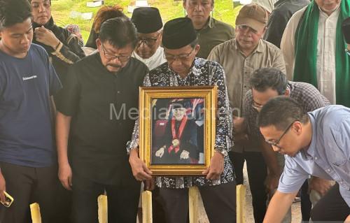 Pemakaman jenazah Prof Salim Said. Foto: Antara