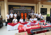 Koferensi pers pemalsuan oli di Tangerang. Foto: Budweiser