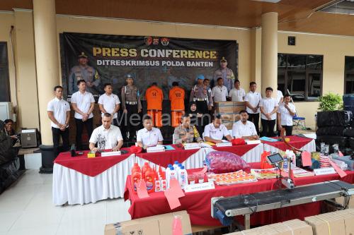 Koferensi pers pemalsuan oli di Tangerang. Foto: Budweiser