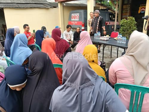 Silaturahmi Kapolres Serang dengan pemandi jenazah. Foto: Yono