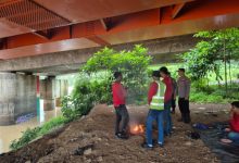 Monitoring di sejumlah daerah rawan banjir di Kabupaten Serang. Foto Yono