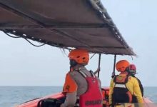 Tim SAR Gabungan melakukan penelusuran terhadap rombongan jurnalis yang hilang kontak di Selat Sunda. foto Antara