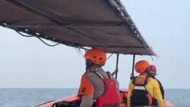 Tim SAR Gabungan melakukan penelusuran terhadap rombongan jurnalis yang hilang kontak di Selat Sunda. foto Antara