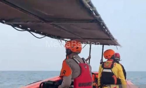 Tim SAR Gabungan melakukan penelusuran terhadap rombongan jurnalis yang hilang kontak di Selat Sunda. foto Antara