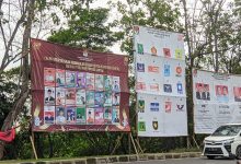 Pemasangan Baliho dari KPU Kota Serang. Foto: LKBN Antara