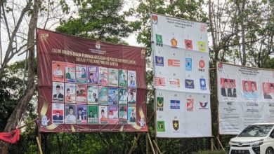 Pemasangan Baliho dari KPU Kota Serang. Foto: LKBN Antara