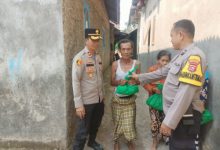 Polres Serang membagikan 1.000 paket sembako. Foto; Yono