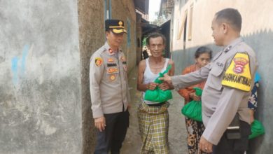 Polres Serang membagikan 1.000 paket sembako. Foto; Yono