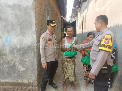 Polres Serang membagikan 1.000 paket sembako. Foto; Yono