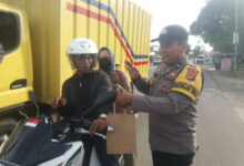 Pembagian takjil di Mapolsek Cikande jelang buka puasa. Foto: Yono