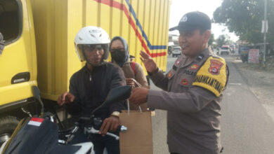 Pembagian takjil di Mapolsek Cikande jelang buka puasa. Foto: Yono