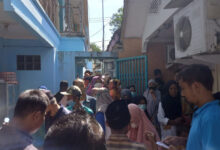 Suasama pembagian zakat dan sarung.