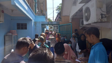 Suasama pembagian zakat dan sarung.