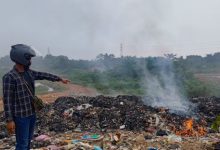 Pembakaran sampah ilegal di Sidang Jaya. Foto Antara