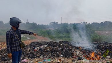 Pembakaran sampah ilegal di Sidang Jaya. Foto Antara