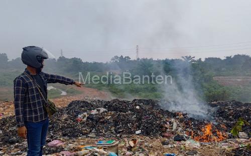 Pembakaran sampah ilegal di Sidang Jaya. Foto Antara