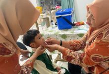 Pemberian obat cacing ke anak. Foto: Antara