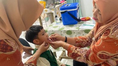 Pemberian obat cacing ke anak. Foto: Antara
