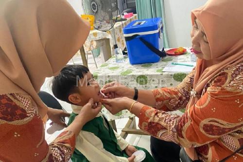 Pemberian obat cacing ke anak. Foto: Antara