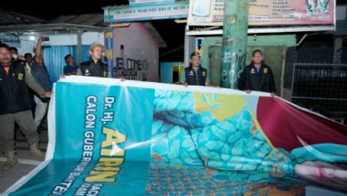 Pembersihan APK dari KPU Provinsi Banten. Foto: Humas KPU Banten