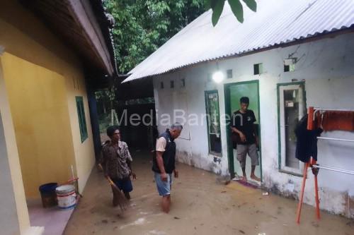 Warga Lebak membersih lumpur dan sampah bekeas banjir. Foto: Antara