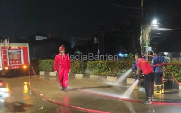 Petugas BPBD Kota Tangerang bersihkan jalan ke Asrama Haji Banten. Foto: LKBN Antara