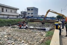 Pembersihan sampah di Kali Ledug, Kota Tangerang. Foto Biro Adpim Banten