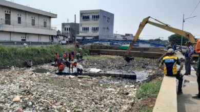 Pembersihan sampah di Kali Ledug, Kota Tangerang. Foto Biro Adpim Banten