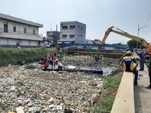 Pembersihan sampah di Kali Ledug, Kota Tangerang. Foto Biro Adpim Banten