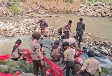 Pembersihan sampah di Sungai Cibanten. Foto Antara