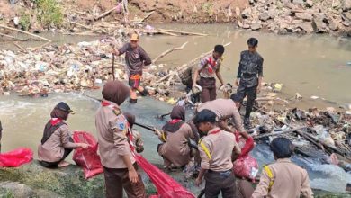 Pembersihan sampah di Sungai Cibanten. Foto Antara
