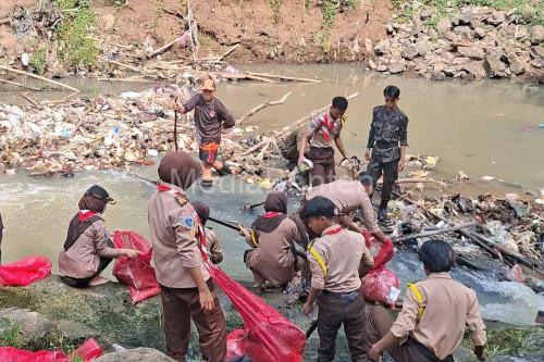 Pembersihan sampah di Sungai Cibanten. Foto Antara