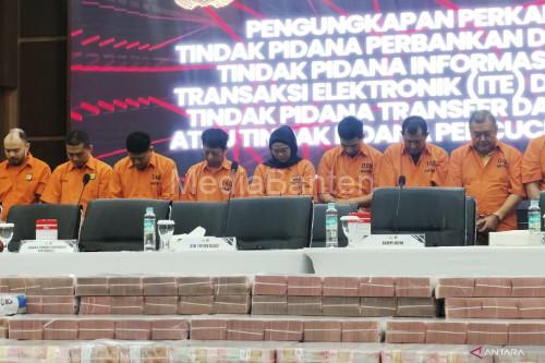 Para penjahat pembobol rekening dormant di Bank BNI Jawa Barat. Foto: Antara