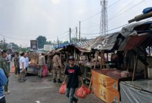 Pembongkaran lapak liar PKL di Balaraja. Foto: Antara